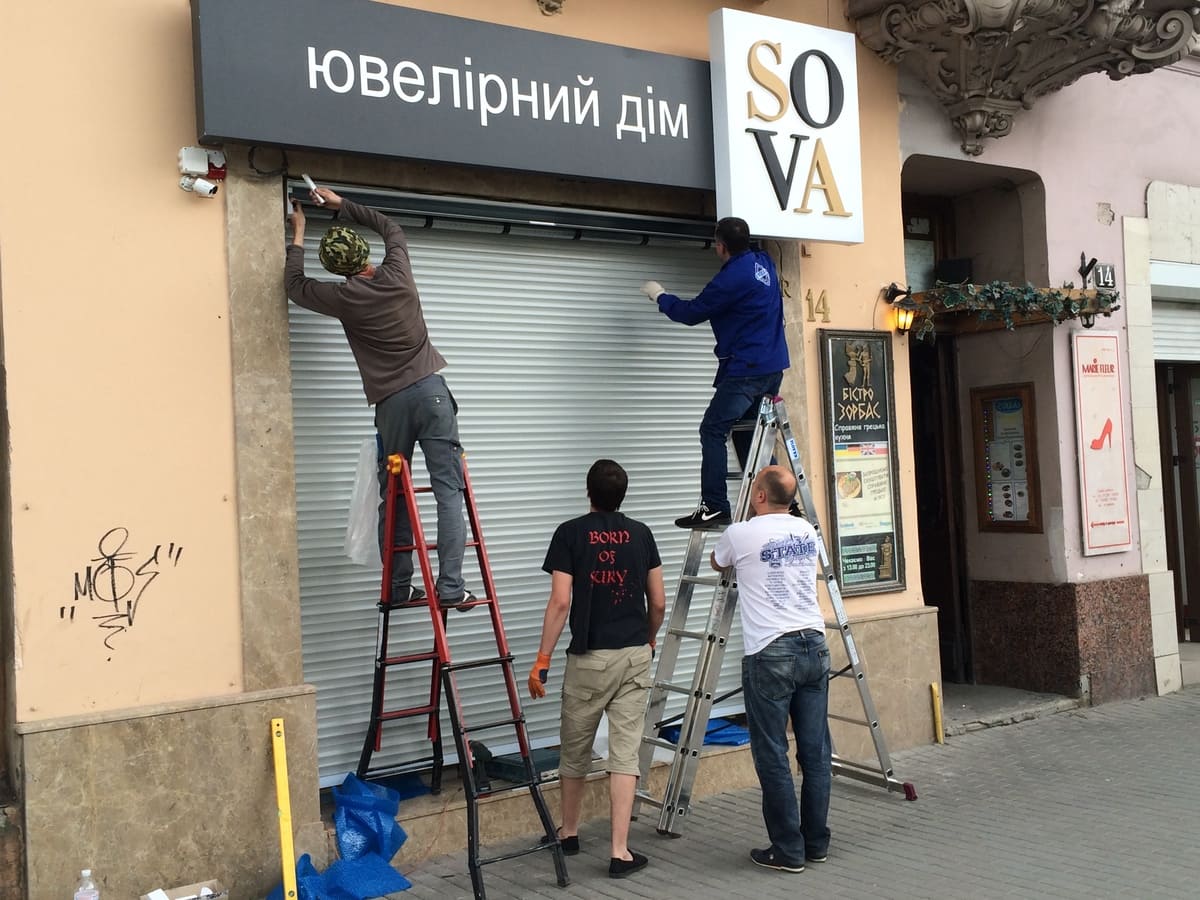 Захисні ролети ROLOkasety на вітрині магазину