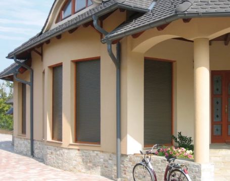 Захисні ролети на вікнах в будинку